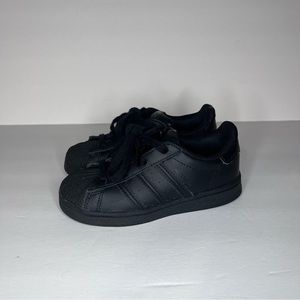 ADIDAS BLACK SUPERSTARS SNEAKERS SIZE 9K